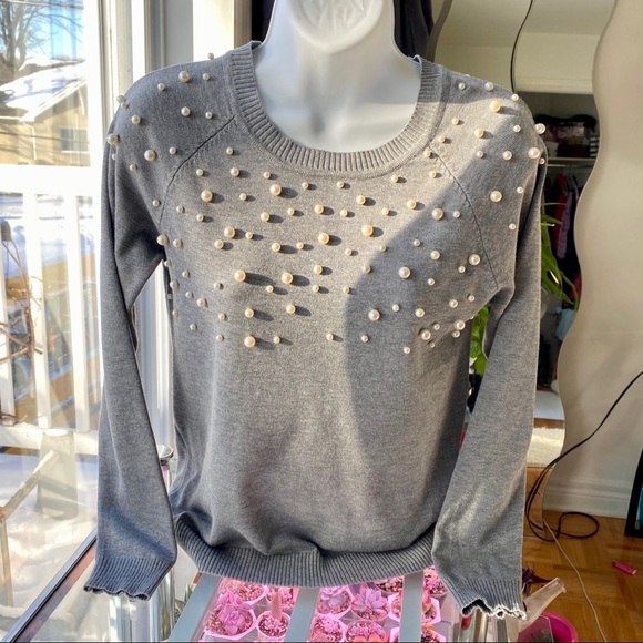 NWOT QED London Pearl embellished gray sweater pull over size S - Picture 2 of 11